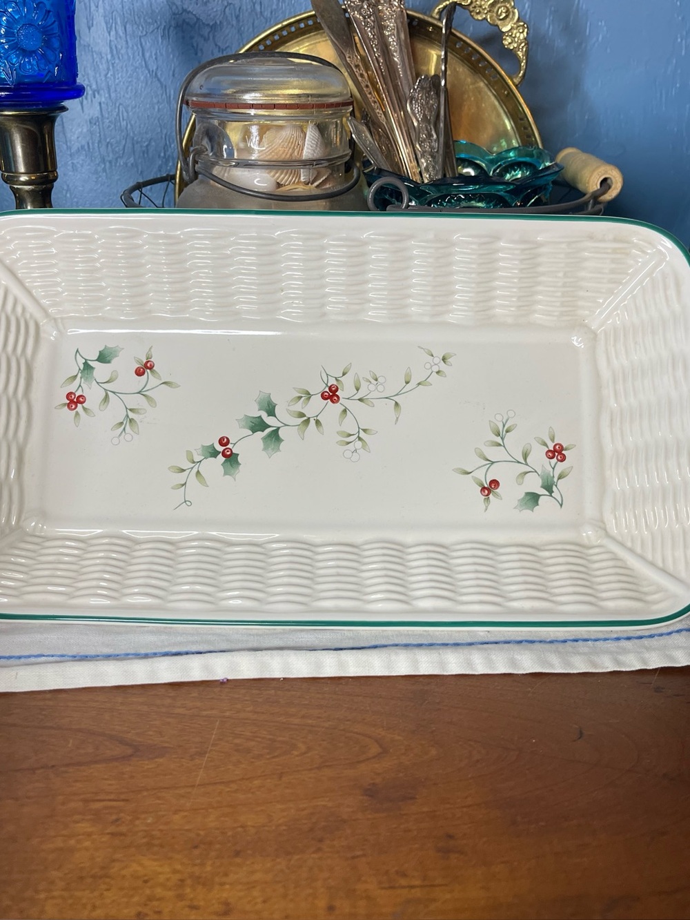 Pfaltzgraff Winterberry woven bread basket tray
6.5"x12.5"
EUC